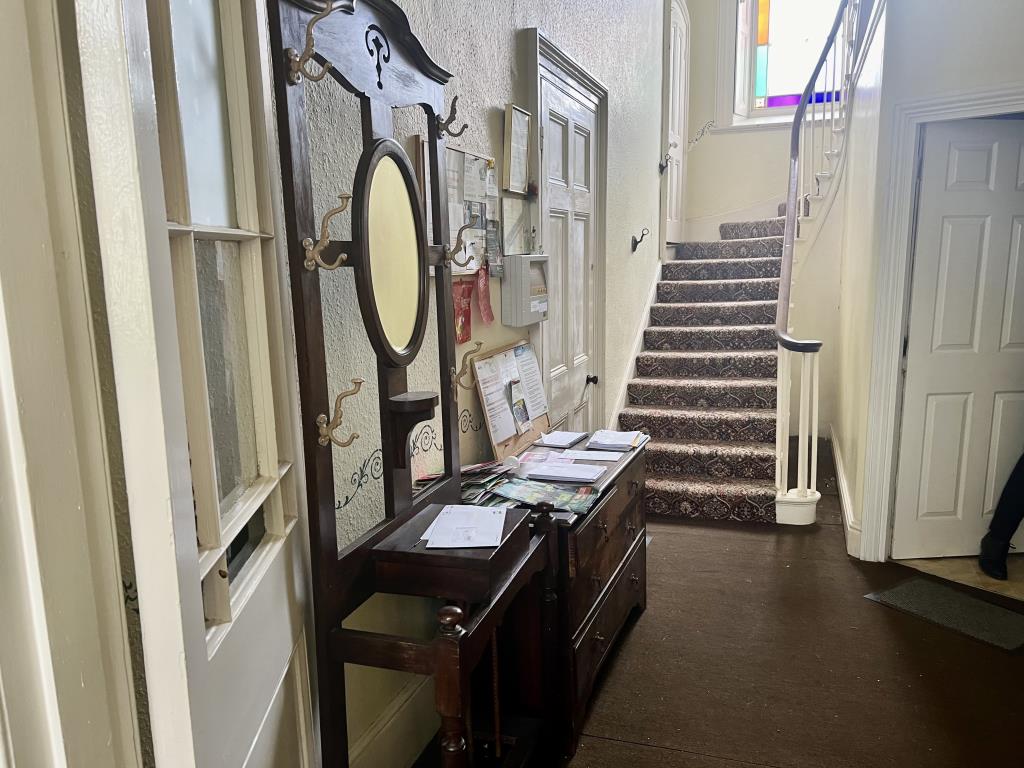 Lot: 74 - FREEHOLD INVESTMENT COMPRISING FIVE APARTMENTS WITH PARKING AND GARDENS - General view of communal entrance in main building